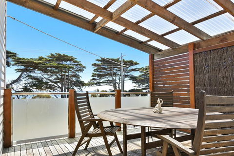 Black Dolphin Waterfront Townhouse - Bay Views - ACT Tourism 2