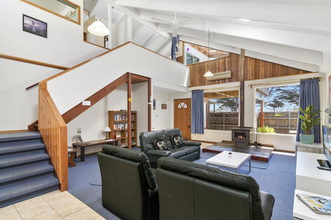 Black Dolphin Waterfront Townhouse - Bay Views - ACT Tourism 0