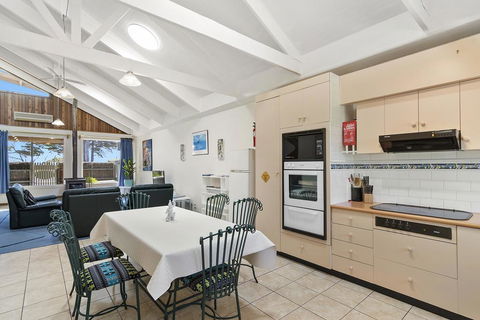 Black Dolphin Waterfront Townhouse - Bay Views - ACT Tourism 3