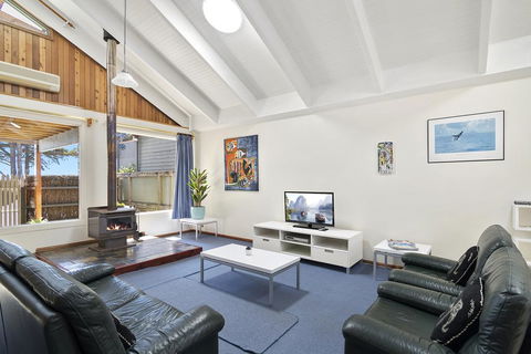 Black Dolphin Waterfront Townhouse - Bay Views - ACT Tourism 1