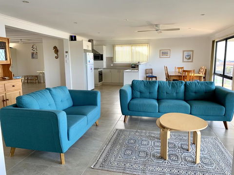 Blakeney Holiday House - ACT Tourism 1