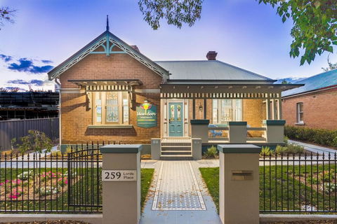 Blue Door Apartments Heritage Charm In CBD - ACT Tourism 0