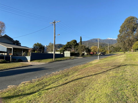 Blue Manor On Fairway - ACT Tourism 1