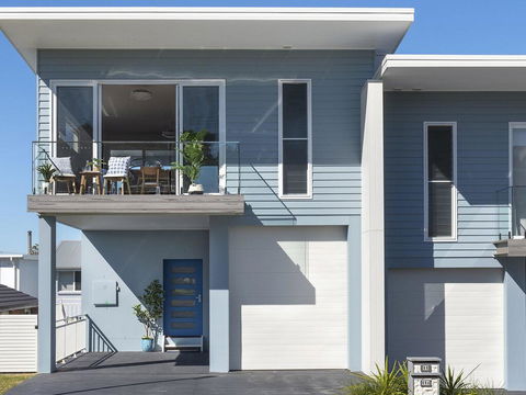Blue Pelican - Pacific Views, Walk To Beach - ACT Tourism 0