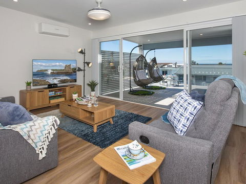 Blue Pelican - Pacific Views, Walk To Beach - ACT Tourism 1