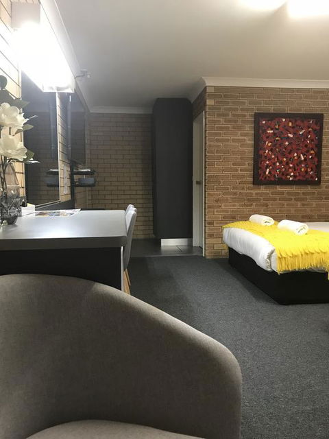 Blue Violet Motor Inn - ACT Tourism 1