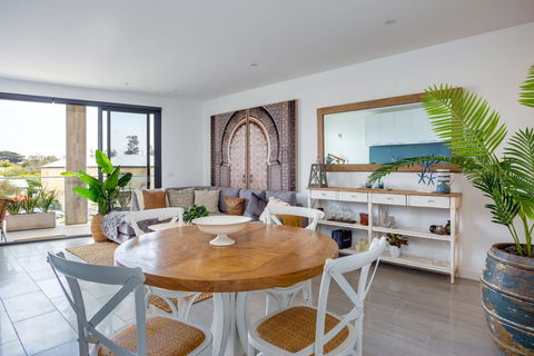 Blue Waters On The Beach: Absolute Beachfront, Views - ACT Tourism 1
