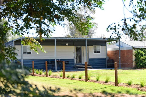 The Jetty Hut - Lake Frontage Barmera Riverland - ACT Tourism 1