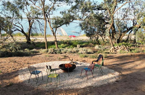 The Jetty Hut - Lake Frontage Barmera Riverland - ACT Tourism 3