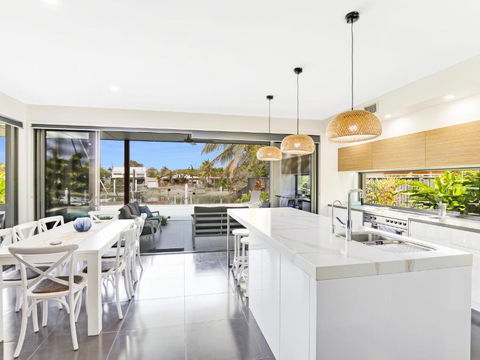 WATERFRONT HOME BORDERING MOOLOOLABA - ACT Tourism 2