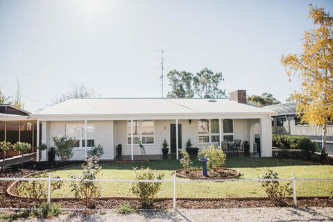 White On Wright Clare - ACT Tourism 1