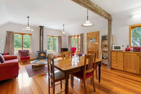 Wine Loft - Cosy Country Retreat With Ocean Views - ACT Tourism 1