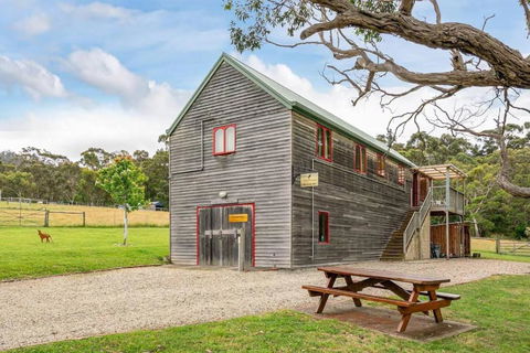 Wine Loft - Cosy Country Retreat With Ocean Views - ACT Tourism 0