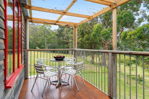 Wine Loft - Cosy Country Retreat With Ocean Views - ACT Tourism 3