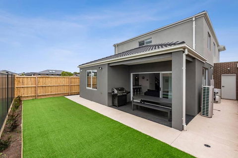 Amazing Family Home Opposite A Park & Sleeps 10 - ACT Tourism 0