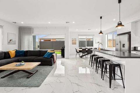 Amazing Family Home Opposite A Park & Sleeps 10 - ACT Tourism 1
