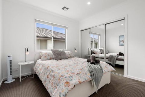 Amazing Family Home Opposite A Park & Sleeps 10 - ACT Tourism 2