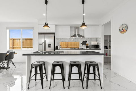 Amazing Family Home Opposite A Park & Sleeps 10 - ACT Tourism 3