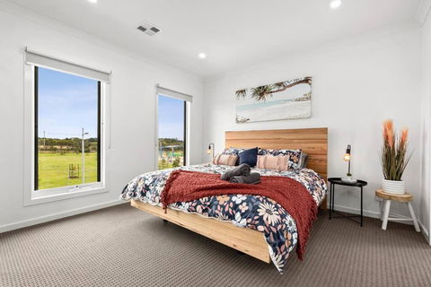 Amazing Family Home Opposite A Park & Sleeps 10 - ACT Tourism 4