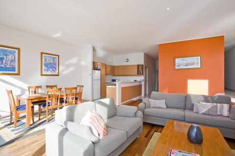 Apartment 35 Pacific Apartments - ACT Tourism 3
