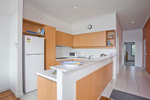 Apartment 35 Pacific Apartments - ACT Tourism 4