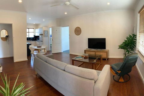 Yarrumla Beach Lodge - ACT Tourism 1