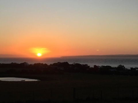 YOLO- Beach-house Views, Near Penguins, Nbn! - ACT Tourism 3
